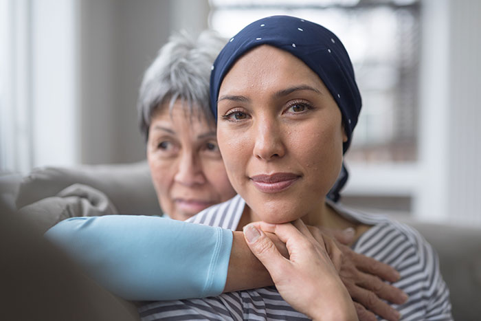 Femme atteinte d'un cancer recevant de l'aide pour une maladie chronique