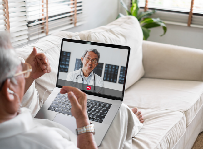 Homme à la maison en chat vidéo avec un médecin